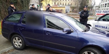 "Pomoc, jsem těhotná a oni se na mě dobývají!" volala žena záchranáře, prý aby ji ochránili před policisty