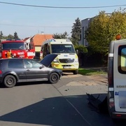 Náraz sanitku odhodil až na chodník