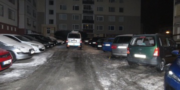 Silně opilý senior poškodil pět aut a ujel