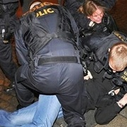 Po bitce s policií na záchytce skončila celá rodinka