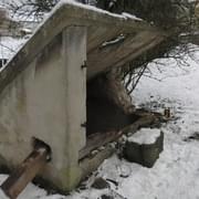Neviděli jste nehodu ve Velešicích? V úterý zde najel muž se ženou autem do studny a následně z místa ujeli.