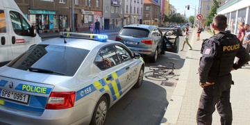 Cyklistovi do cesty otevřel dveře auta