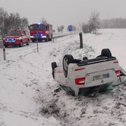 Auto po střetu skončilo na střeše