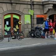 Pád cyklistky vyvolal zdržení tramvají - , 