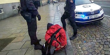 Dvojice opilců se psem slovně napadala kolemjdoucí i obsluhu Žabky