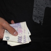 Řídil s 3,5 promile a policistům nabízel 30.000 jako úplatek