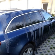 Auto polil kyselinou a pak probodal kola