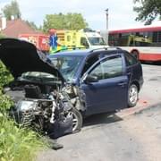 Devatenáctiletá řidička nezvládla řízení a narazila do autobusu - , 