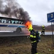 Autobus začal za jízdy hořet