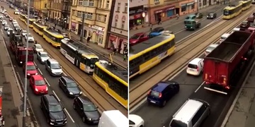 Střet sanitky s chodkyní zablokoval Klatovskou