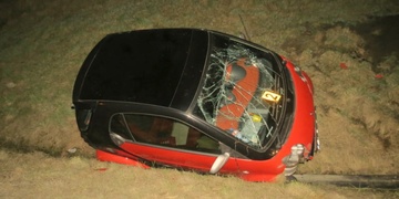 Dodávka prakticky vystřelila Smart ze silnice