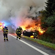 Vážná nehoda, vozidlo začalo po nárazu hořet,  na místě je více zraněných