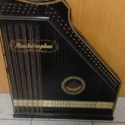 Nepostrádáte mandolinophon?