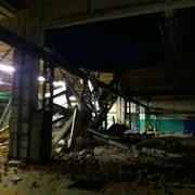 V hale se zřítily desítky metrů betonového stropu