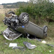 Cisterna, převážející zvláště nebezpečný náklad, bourala s osobním autem
