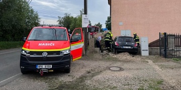 Řidička s vozem narazila do domu
