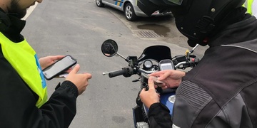 Opilý tak, že se na motorce stěží udržel