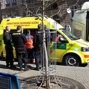 Policisté zasahují na Americké třídě proti rozvášněné feťačce