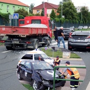 Déšť štěrku značně překvapil řidiče a zablokoval dopravu