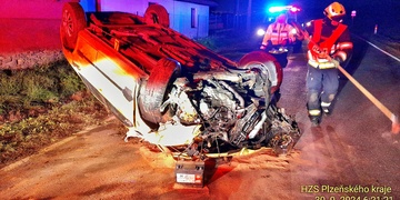 Auto po nárazu do domu a sloupu skončilo na střeše