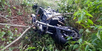 Vážně zraněný motorkář u silnice zřejmě ležel několik hodin