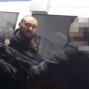 Rvačka se strážníky i rozkousaný test na drogy