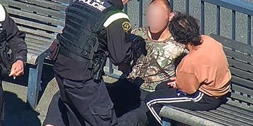 Agresor přímo před zraky strážníků udeřil ženu pěstí do obličeje
