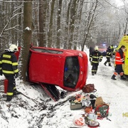 Auto narazilo do stromu a poté se převrátilo na bok