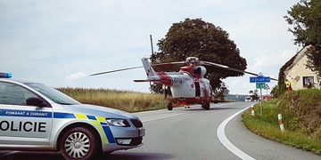Vůz srazil čtyřleté dítě a traktor vjel do cesty motorkáři