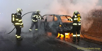 Oheň auto zcela zničil