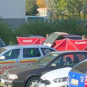 V zaparkovaném autě byl nalezen mrtvý muž
