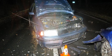 Vítr vyrval vozidlu za jízdy víko motoru - tři děti jsou zraněné