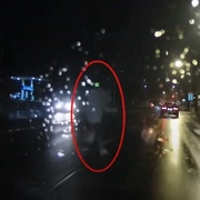 Pojďte se podívat, jak z pohledu řidiče vypadá střet s "neviditelným" chodcem