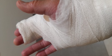 Agresivní Ukrajinec zlomil revizorovi prst a zranil dalšího cestujícího