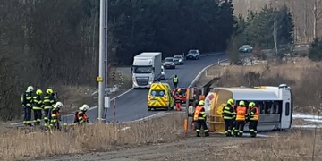 Převrácená cisterna s naftou uzavřela silnici