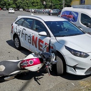 Žačka autoškoly motocykl doslova zasekla pod auto