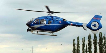 Pronásledování údajných únosců na dálnici D5, nasazen byl i policejní vrtulník