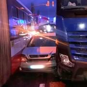 Osobní vůz skončil skřípnutý mezi kamionem a autobusem