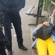 Nejprve řádila jako šílená a pak "demonstrovala" na lavičce