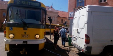 Vietnamec zablokoval tramvaje a tak mu cestující auto odnesli