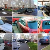 Spadlá střecha v Plzni poničila auta