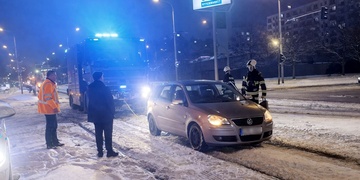 Další řidič skončil se svým vozem v tramvajovém kolejišti
