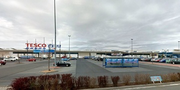 ŠEDÉ BMW OHROŽOVALO ZÁKAZNÍKY BORSKÉHO TESCA