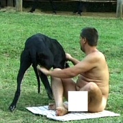 Deviant, který dokonce venčil nahý psa nebo masturboval u pískoviště, byl dopaden