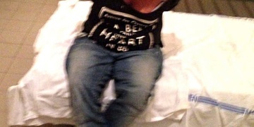 Agresivní opilá žena na dětském hřišti