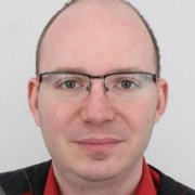 Policisté pátrají po ozbrojeném muži