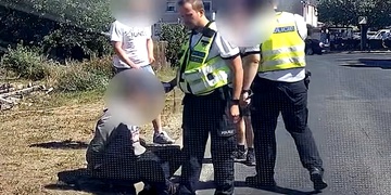 Motorkář se zákazem řízení a pervitinem v krvi ujížděl policistům