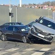Po střetu auto skončilo na kapotě druhého