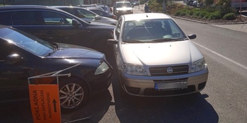 Neřízené auto se rozjelo lochotínskou nemocnicí