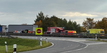 Střet kamionu a dvou osobních vozů na dálnici D5